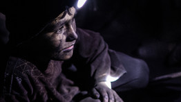 Földi pokol: 10 éves gyerekeket is dolgoztatnak az afgán szénbányákban, nincs menekvés a borzasztó sorsuk elől – galéria 