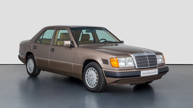 Mercedes 300 D z przebiegiem 384 km