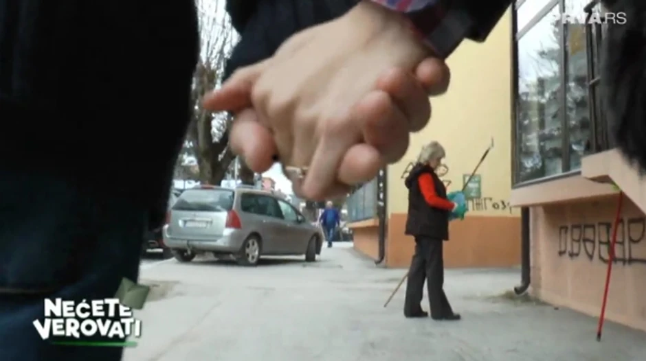 Zaljubljeno šetaju gradom i gledaju stvari za bebu