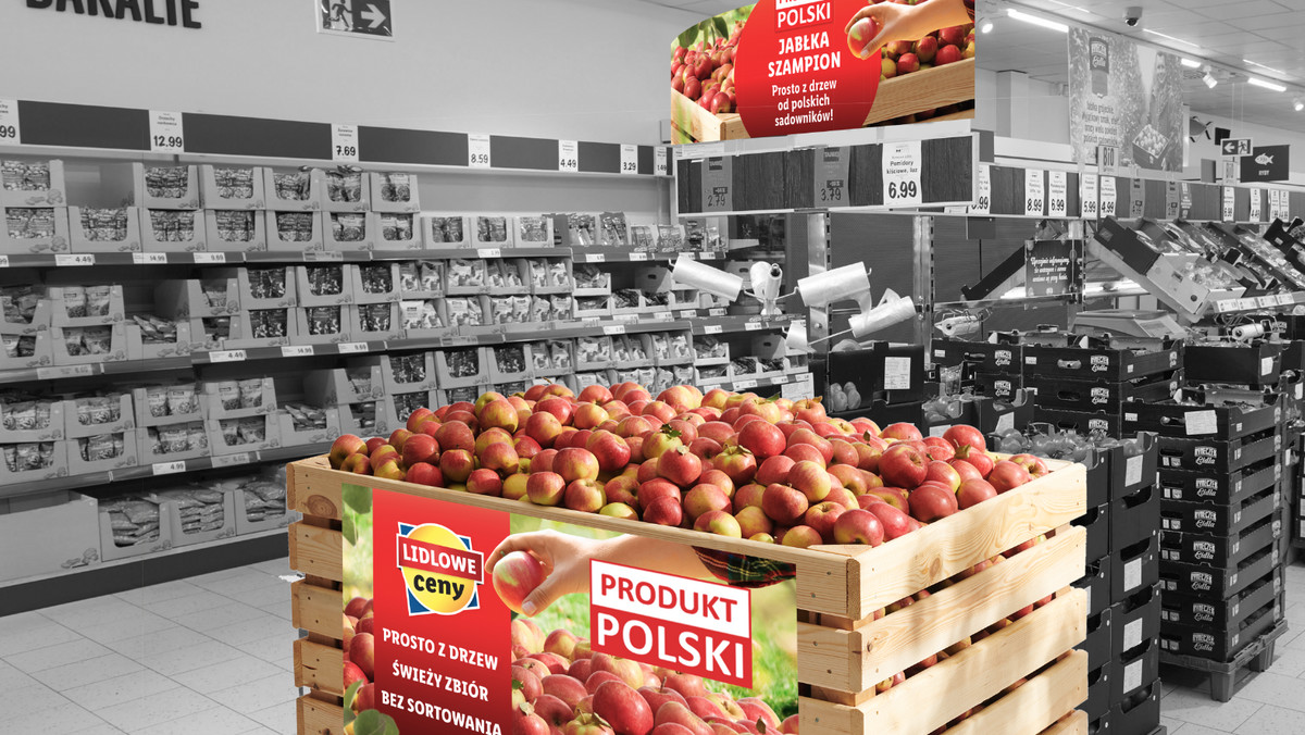Lidl przygotował dla swoich klientów wyjątkową ofertę! Z okazji Dnia Jabłka, który obchodzimy już 28 września, we wszystkich sklepach Lidl pojawią się jabłka Szampion prosto od polskich sadowników, sprzedawane bezpośrednio z 300-kilogramowych skrzyń sadowniczych. Dzięki temu będziemy mogli cieszyć się świeżymi i aromatycznymi owocami w niezwykle atrakcyjnej cenie! Oferta trwa od poniedziałku, 28 września, do środy, 30 września.