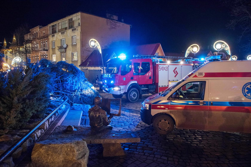 Wiatr przewócił choinkę na Krupówkach