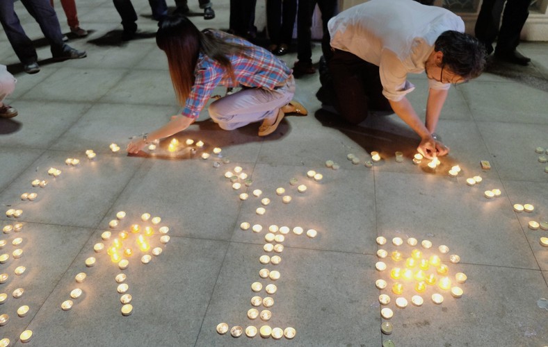 Mieszkańcy Malezji w solidarności z rodzinami ofiar. Fot. EPA/SHAMSHAHRIN SHAMSUDIN