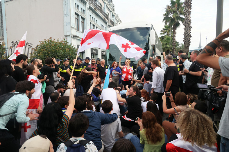 Aktywiści blokują autobus z rosyjskimi turystami w Batumi w Gruzji. 2023 r.