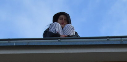 Dziewczyna na dachu. Chwilę później skoczyła