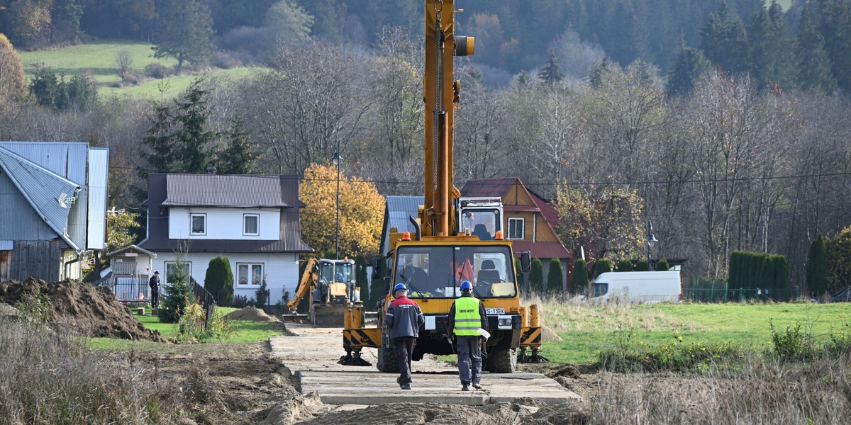 Na terenie przyszłego odwiertu ruszyły pierwsze prace ziemne.