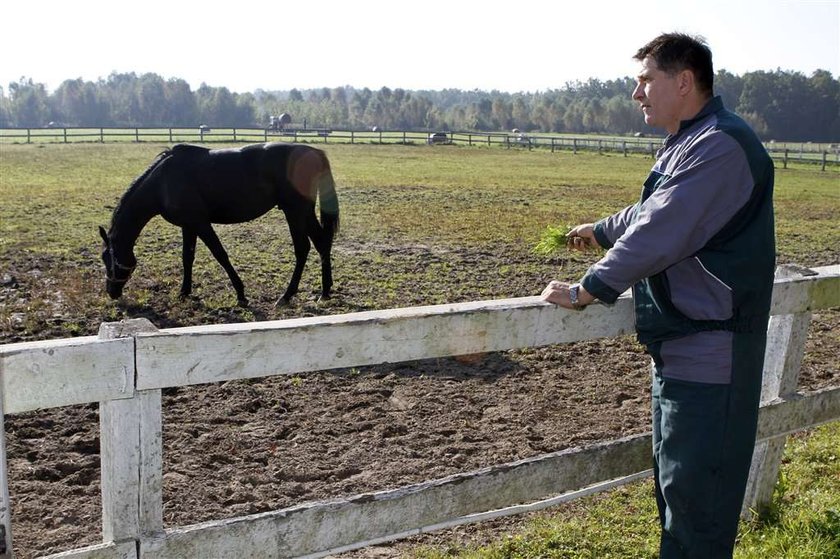 Milioner, a haruje jak rolnik. Kto?