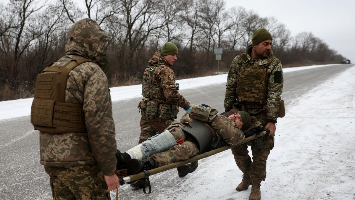 Ukraińscy sanitariusze ewakuują żołnierza rannego w walkach pod Sołedarem