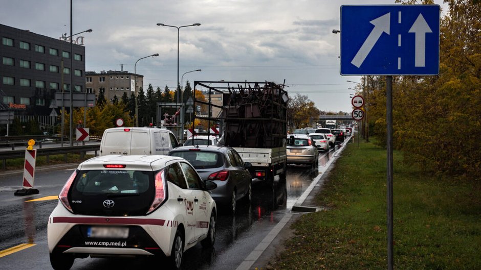 Zwężenie ul. Puławskiej spowodowało tworzenie się korków na okolicznych drogach prowadzących w kierunku Warszawy