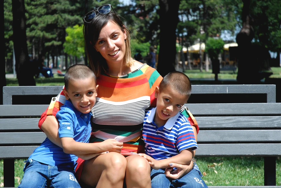 Viktor svakim danom ima sve više šansi da bude kao druga deca, već sada je 95 odsto dobro. Sve vreme ima podršku brata Veljka, koji je zbog svega dosta sazreo i baš je skoro rekao: „Mama, očekujem da će Viktor biti kao nov!“ 