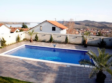 Pevačica ima vilu na 3 sprata, a rodna kuća joj bez krova: Detinjstvo provela na selu, sad živi kao kraljica, a evo od čega još MLATI LOVU