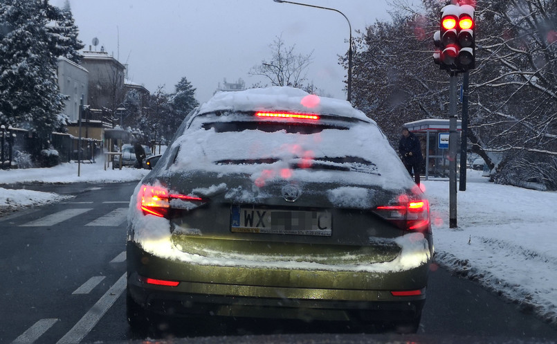 Samochód zasypany śniegiem