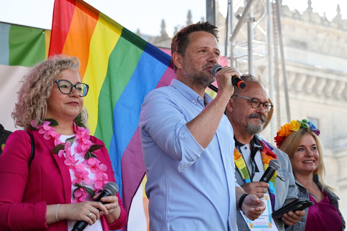 Minister ds. równości Katarzyna Kotula i prezydent Warszawy Rafał Trzaskowski podczas Parady Równości w Warszawie