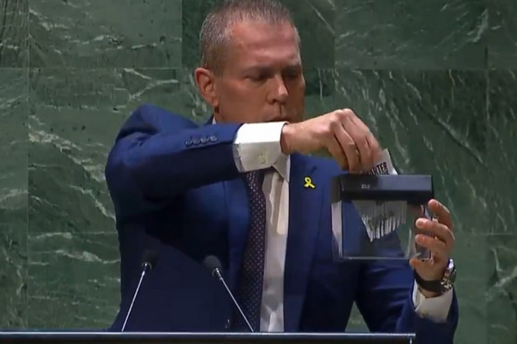 SKANDAL NA SEDNICI GENERALNE SKUPŠTINE UN Predstavnik Izraela ISEKAO Povelju UN, pa osudio glasanje: "Sram vas bilo!" (FOTO, VIDEO)