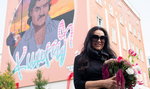 Ewa Krawczyk odsłoniła mural swojego męża w Opolu. Czy Krzysztof Krawczyk wygląda na nim tak, jak wyglądał naprawdę? ZDJĘCIA