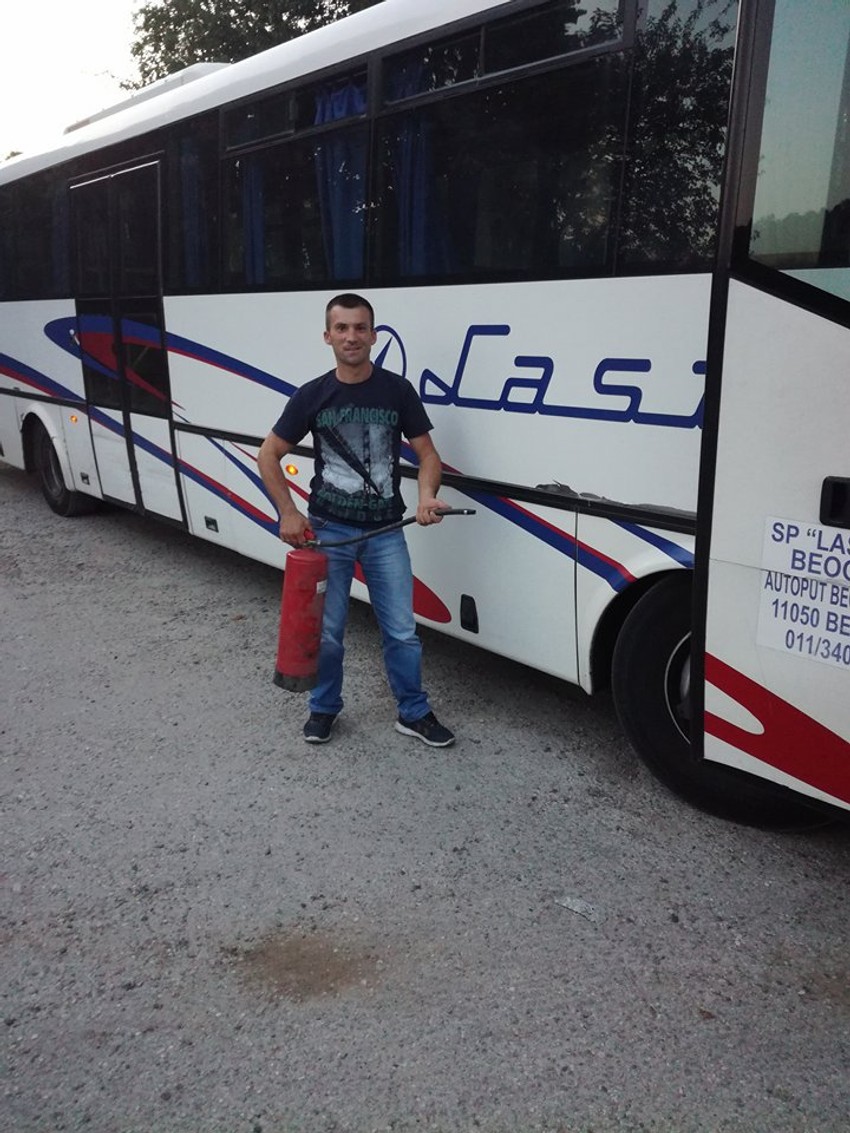 Vozač "Laste" prionuo na gašenje požara