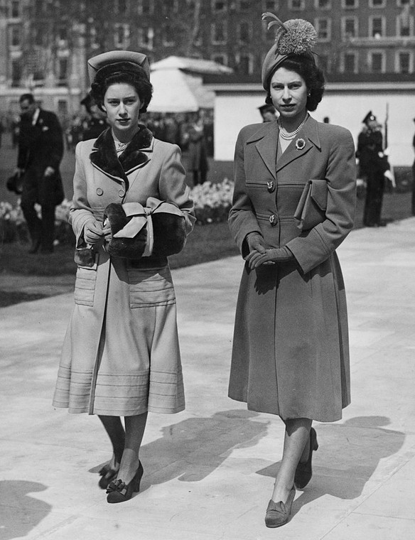 Królowa Elżbieta (po prawej) z siostrą księżną Małgorzatą w 1948 roku