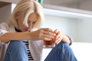 Kod C na zwolnieniu lekarskim oznacza niezdolność do pracy wynika z zatrucia alkoholem. W takiej sytuacji ZUS nie wypłaca zasiłku przez pierwsze 5 dni zwolnienia.