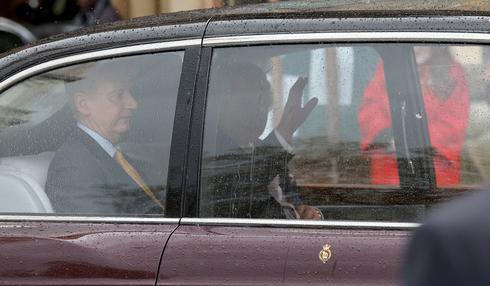 Król Karol III widziany był dziś pod opactwem westminsterskim, gdzie odbywał próby do swojej koronacji. (fot. PAP/EPA/CATHAL MCNAUGHTON)