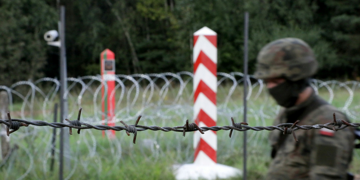 Nawet najwyższe płoty nie rozwiążą kryzysu na granicy z Białorusią - piszą naukowcy.