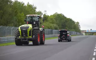 Traktor na słynnym Nurburgringu!