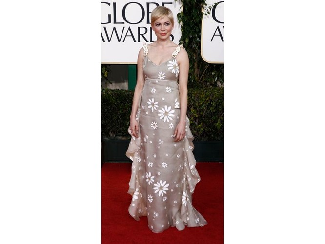 Michelle Williams przyzwyczaiła do znakomitych kreacji. Za sprawą falbaniastej sukni w naiwny kwiatowy motyw zaliczyła totalną wpadkę