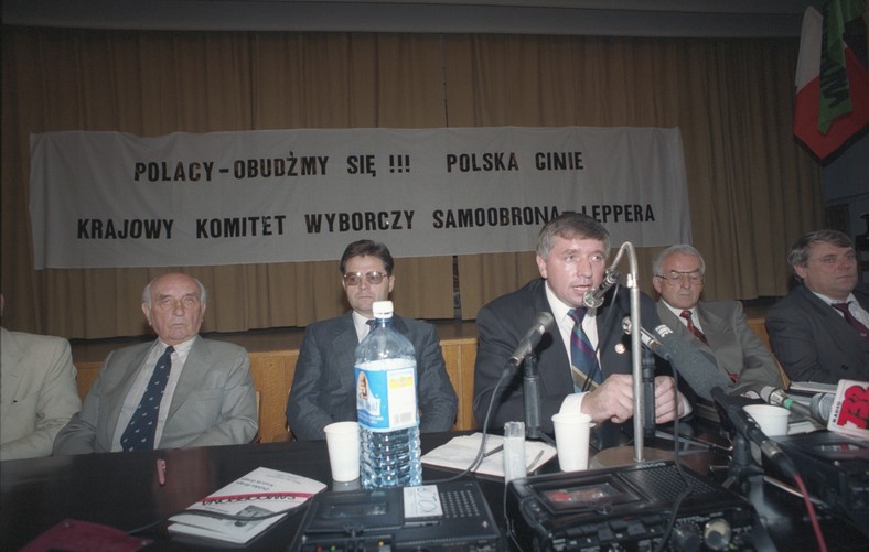 Lipiec 1993 r. Konferencja prasowa Krajowego Komitetu Wyborczego Samoobrona - Leppera. Stanisław Skalski siedzi pierwszy z lewej