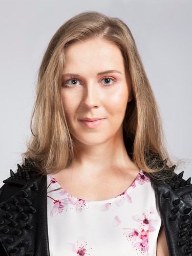 Kobieta o typie urody WIOSNA w makijażu codziennym