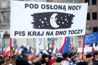 Manifestacje KOD w obronie mediów. Przed siedzibą TVP zgromadziło się ponad 20 tysięcy osób