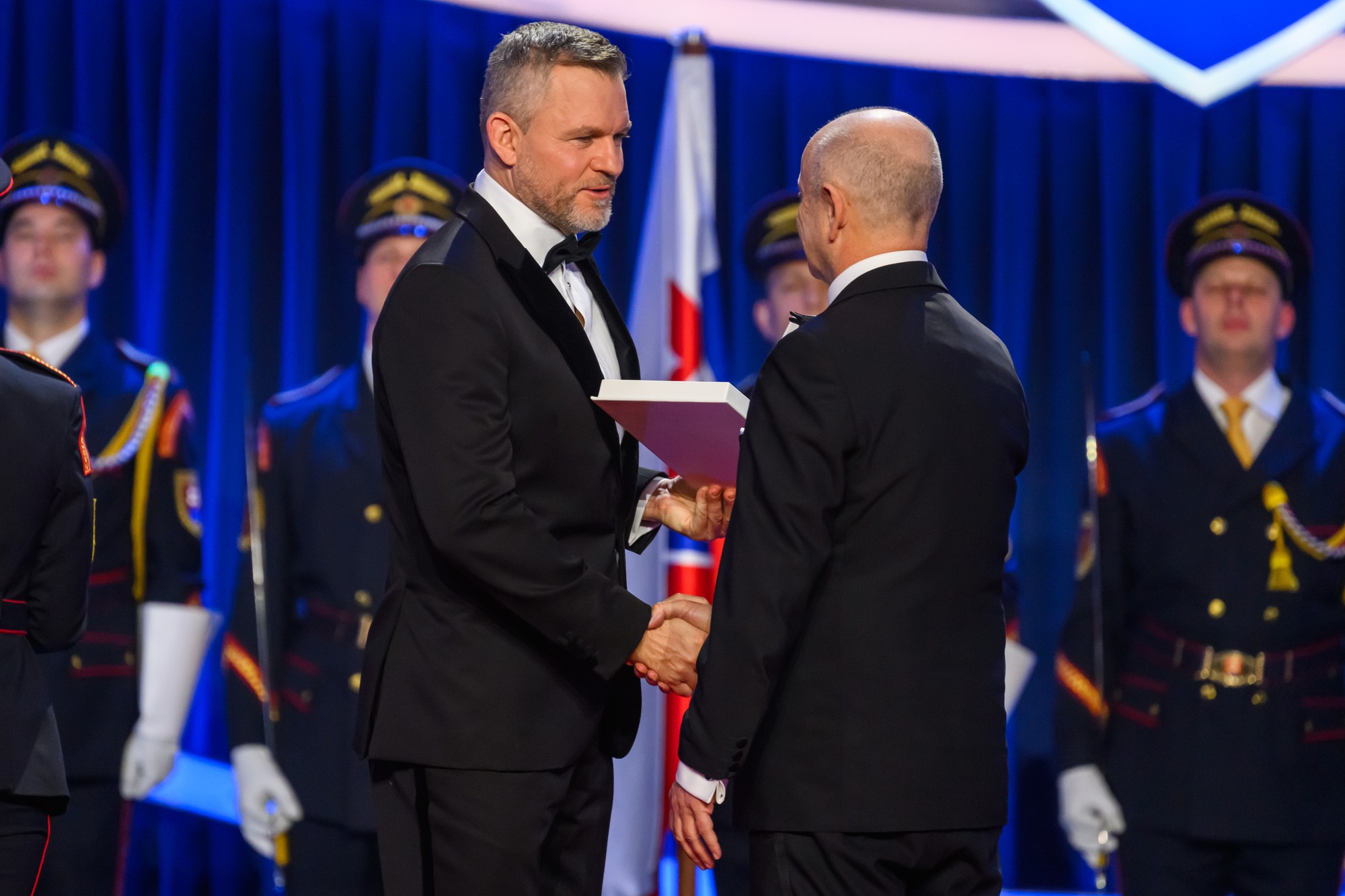 Syn Juraj Vengloš (vpravo) preberá z rúk prezidenta Petra Pellegriniho (vľavo) štátne vyznamenanie in memoriam za futbalistu a trénera Jozefa Vengloša.