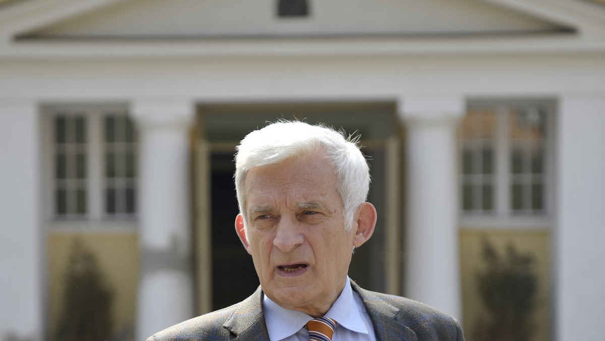 Obudziliśmy się dzisiaj w bezpieczniejszym świecie - powiedział przewodniczący Parlamentu Europejskiego Jerzy Buzek na wieść o śmierci lidera Al-Kaidy Osamy bin Ladena, zabitego przez siły specjalne USA w Pakistanie.