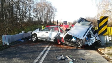 Tragiczny wypadek pod Przysuchą. Zginęły trzy osoby, kierowca uderzył w betonowy przepust