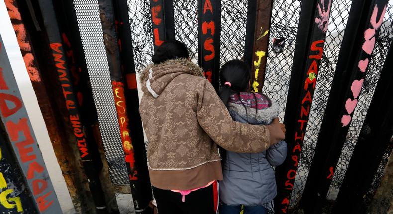 us-mexico border fence migrants