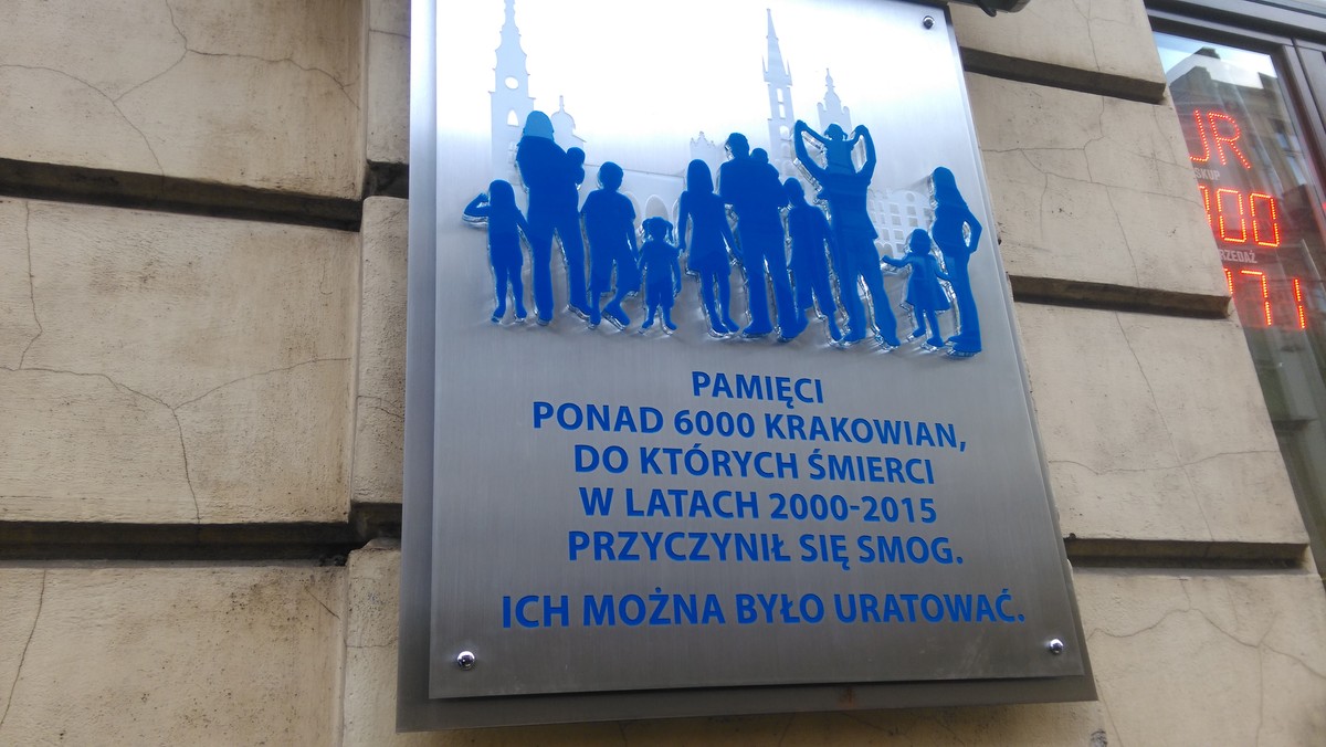 Fundacja Zygmunta Starego odsłoniła w Krakowie pierwszą tablicę poświęcona ofiarom smogu. Przedstawiciele fundacji uważają, że w ciągu 15 lat w naszym mieście z powodu złego powietrza zginęło sześć tysięcy osób. - Ta tablica to memento dla krakowskich polityków – mówił Mateusz Budziakowski z Fundacji.