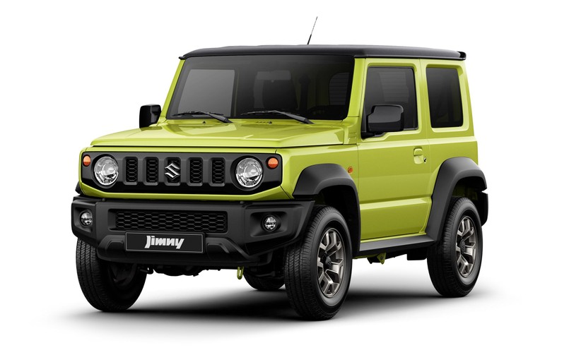 Suzuki Jimny nowej generacji konstrukcyjnie pozostał wierny tradycji – nadwozie oparto na ramie. Nadal będzie wyposażony w napęd znany z klasycznych aut 4x4 czy pick-upów. Dołączany napęd na cztery koła ze skrzynią redukcyjną (AllGrip Pro) standardowo napędza koła tylnej osi. Po zjechaniu z asfaltu układ będzie można przełączyć w tryb 4x4, w którym moment obrotowy rozdzielany jest równomiernie pomiędzy przednie i tylne koła