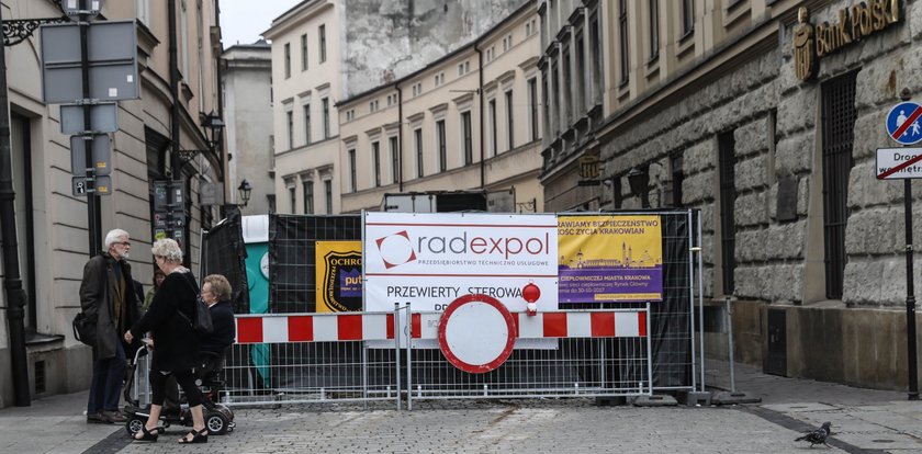 Kraków. MPEC wierci pod Sukiennicami