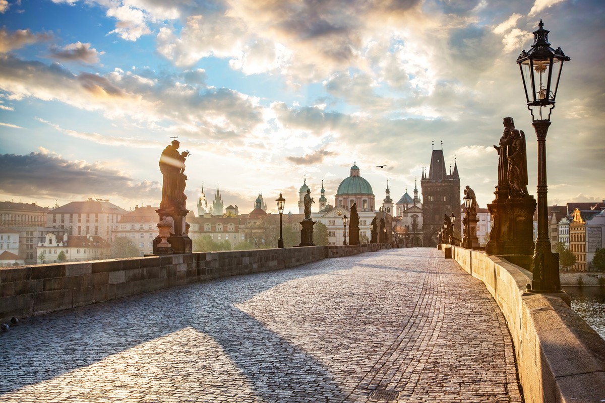 Most Karola pozostaje jedną z najpopularniejszych atrakcji turystycznych stolicy Czech