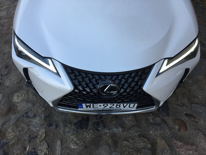 Lexus UX 200 – mało praktyczny, ale za to nieprzeciętnie ładny