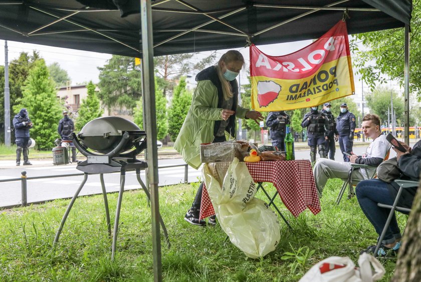 "Grill u Jarka". Happening pod domem Jarosława Kaczyńskiego