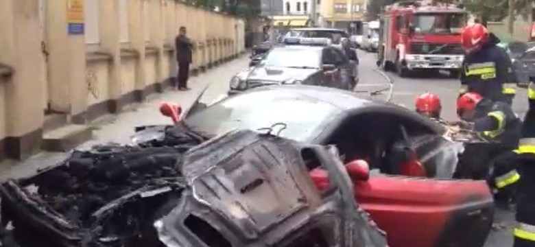 Ferrari warte fortunę poszło z dymem w Warszawie. Zobacz amatorski film