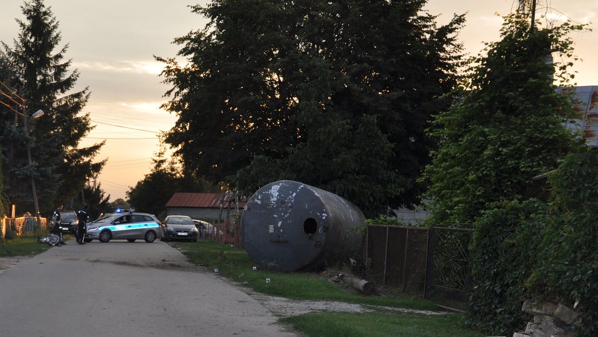 Nastolatek wsiadł na motocykl, nie mając uprawnień do prowadzenia tego typu pojazdów. Dodatkowo prowadził bez kasku na głowie. W pewnym momencie 16-latek stracił panowanie nad motocyklem i uderzył m.in. w metalowy zbiornik. Nie udało się go uratować.