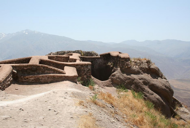 Ruiny twierdzy Alamut w Iranie