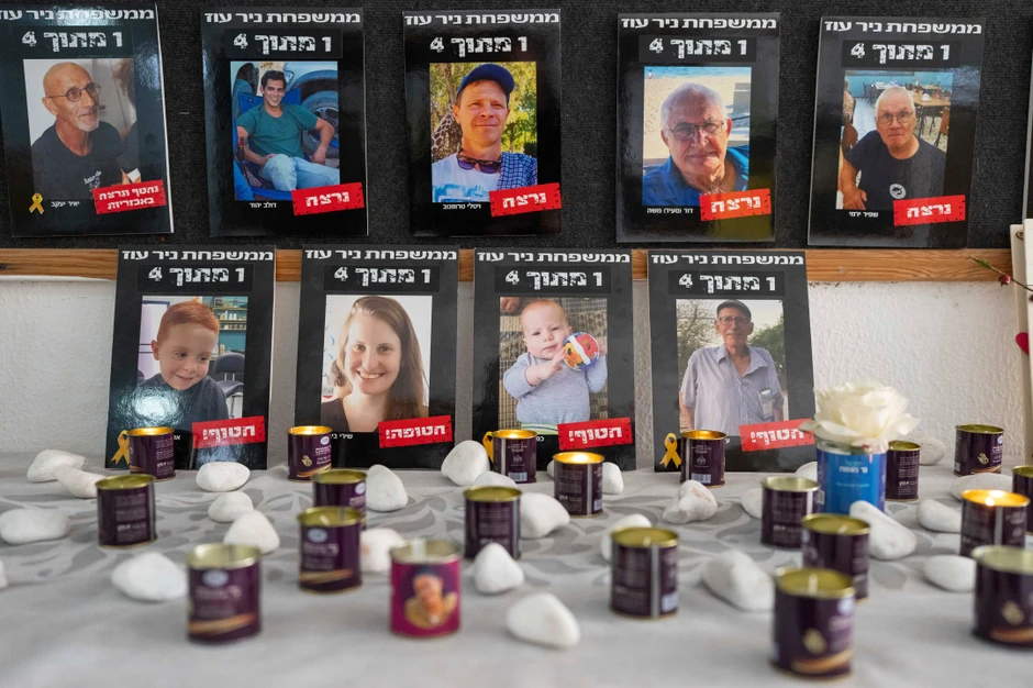 Sveće za ubijenu porodicu Bibas u kibucu Nir Oz