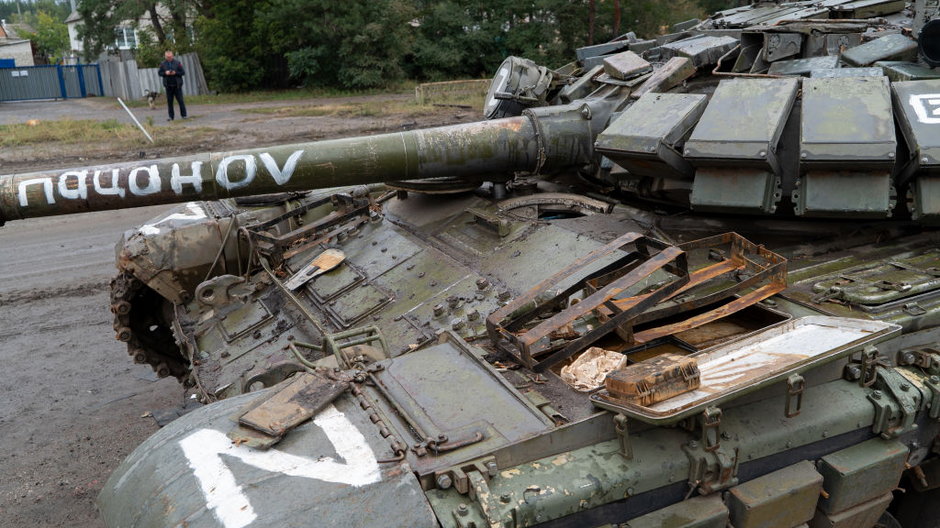 Uszkodzony rosyjski czołg, przejęty przez Ukraińców w Izium