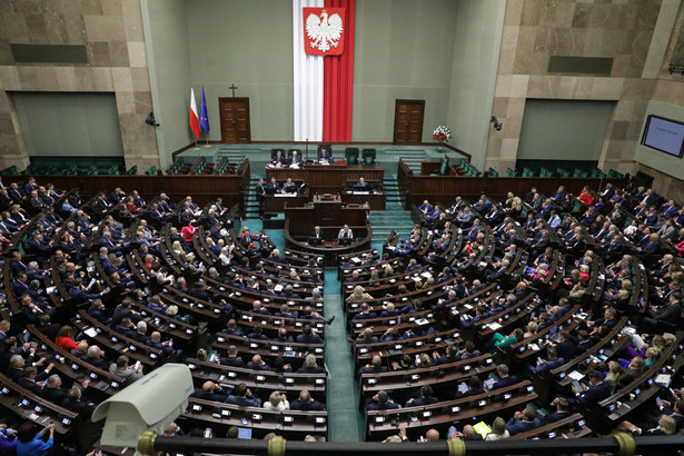 Posłowie na sali obrad Sejmu w Warszawie, 14 bm. w drugim dniu posiedzenia inaugurującego X kadencję izby