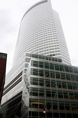 200 West Street lub Goldman Sachs Tower w Nowym Jorku. Wysokość: 230 metrów, 44 piętra. Główna siedziba banku Goldman Sachs to również nowy budynek, w którym zastosowano ekologiczne rozwiązania. Zajmuje on powierzchnię 200.000 metrów kwadratowych.
