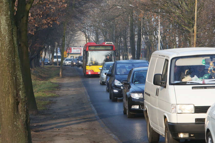 Autobus w korku na Strzegomskiej we Wrocławiu