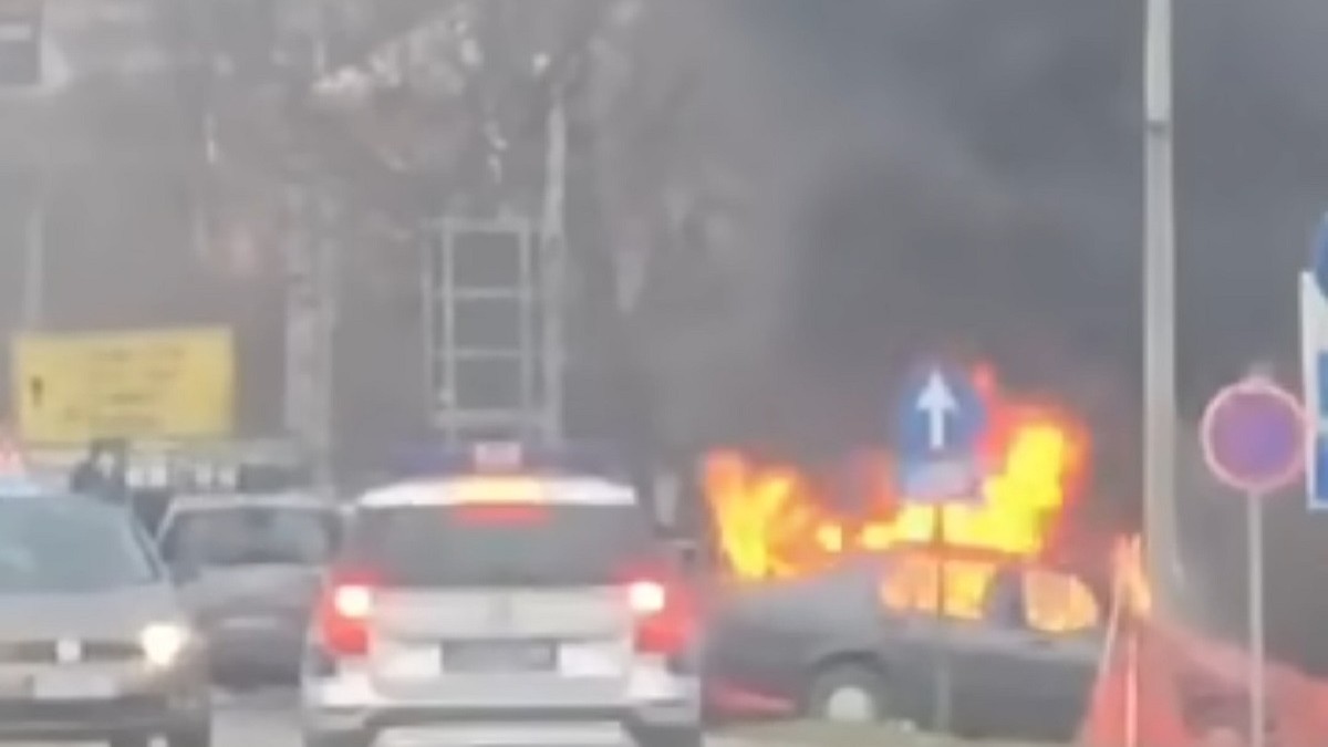 Izgoreo automobil u centru Bačke Palanke