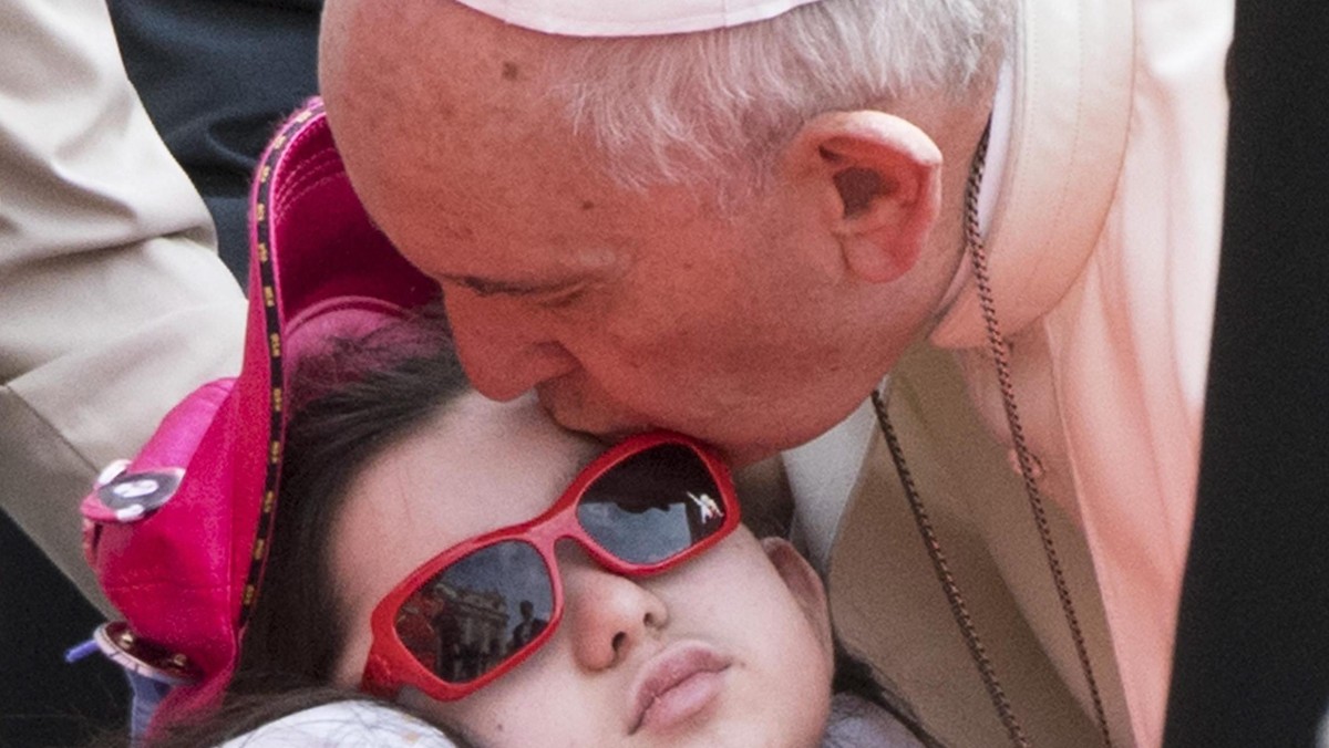 Papież Franciszek powiedział podczas środowej audiencji generalnej, że znajomość Biblii, teologii i liturgii nie oznacza automatycznie tego, że księża i teolodzy potrafią kochać bliźniego. Dodał, że lekceważenie cierpienia innych to ignorowanie Boga.