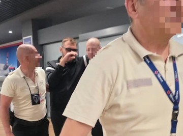 GLEDALA JE KAKO GA POLICIJA SPROVODI PO AERODROMU, a sad ga čeka ispred LAZE LAZAREVIĆA! Supruga Slobe Vasića drugi dan zaredom prolazi kroz agoniju! (Foto)