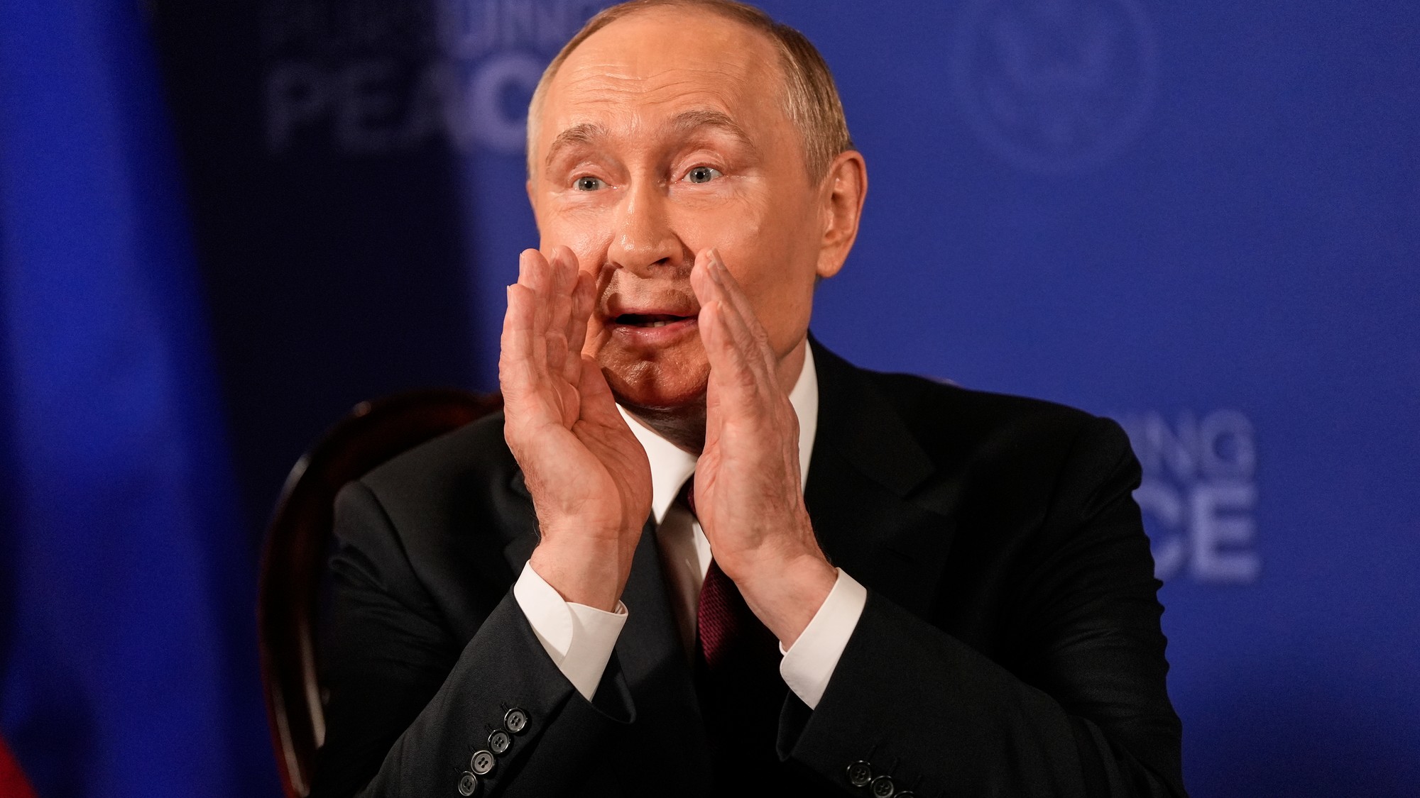 Ruský prezident Vladimir Putin hovorí počas rokovania s americkým prezidentom Donaldom Trumpom.